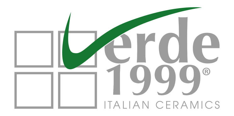 Ecco il marchio Verde1999. Un lungo baffo verde sovrasta quattro piastrelle, simboli del prodotto che sta a cuore all'azienda.